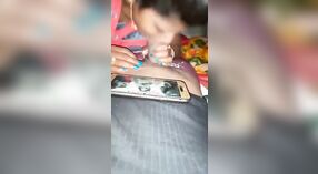 Une femme de ménage bihari fait une pipe époustouflante à son mari indien dans cette vidéo MMC 1 minute 10 sec