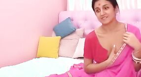 Indiano bhabhi flaunts lei rasato micio su webcam durante vivere chat 1 min 40 sec
