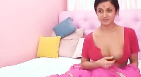 Indiano bhabhi flaunts lei rasato micio su webcam durante vivere chat 2 min 20 sec