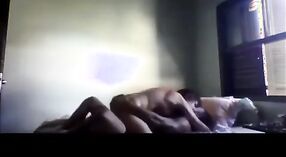 Indischer schwuler Film zeigt eine heiße und dampfende Episode von Sex mit Sakshi in der versteckten Kamera 2 min 30 s