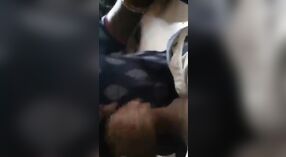 देसी पत्नी मौखिक सेवाओं के लिए उसकी बहनों में एक भाप से भरा सेक्स वीडियो 3 मिन 00 एसईसी
