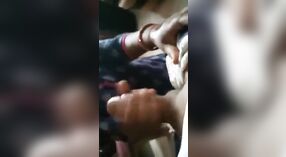 Istri Desi memberikan layanan oral kepada saudara perempuannya dalam video seks beruap 3 min 20 sec