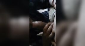 Istri Desi memberikan layanan oral kepada saudara perempuannya dalam video seks beruap 3 min 40 sec