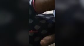 Desi mulher dá oral serviços para ela irmãs no um fumegante sexo vídeo 4 minuto 00 SEC
