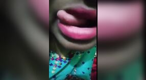 Chica Desi con labios grandes se burla y juega un papel en una videollamada 1 mín. 20 sec