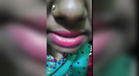 Chica Desi con labios grandes se burla y juega un papel en una videollamada 1 mín. 30 sec