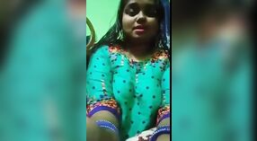 嘴唇大笑着的Desi Girl在视频通话中扮演角色 1 敏 50 sec