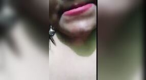 Chica Desi con labios grandes se burla y juega un papel en una videollamada 2 mín. 50 sec
