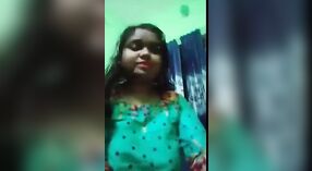 嘴唇大笑着的Desi Girl在视频通话中扮演角色 1 敏 00 sec
