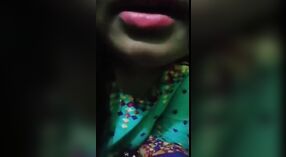 Chica Desi con labios grandes se burla y juega un papel en una videollamada 1 mín. 10 sec