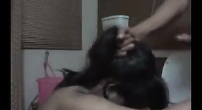 La esposa india Kiran hace una mamada descuidada en este video de sexo hindi caliente 2 mín. 20 sec