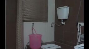 La esposa india Kiran hace una mamada descuidada en este video de sexo hindi caliente 4 mín. 20 sec
