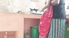 भारतीय पत्नी रसोई घर में एक छोटे आदमी के साथ उसके पति पर धोखा देती है 1 मिन 10 एसईसी