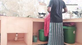 Indische Frau betrügt Ihren Ehemann mit einem jüngeren Mann in der Küche 0 min 0 s