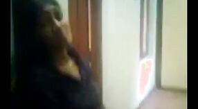 Bhabhi India mendapat blowjob sensual dalam video seks xxx ini 0 min 0 sec