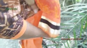 தேசி ஜோடி பெரிய வெளிப்புறங்களில் குறும்பு பெறுகிறது 5 நிமிடம் 20 நொடி