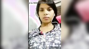Bangla babe zeigt Ihre Muschi und Brüste in einem unglaublichen porno-video 1 min 40 s