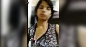Bangla babe zeigt Ihre Muschi und Brüste in einem unglaublichen porno-video 1 min 50 s