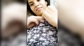 Bangla babe zeigt Ihre Muschi und Brüste in einem unglaublichen porno-video 2 min 10 s
