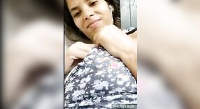 Bangla babe zeigt Ihre Muschi und Brüste in einem unglaublichen porno-video 2 min 20 s