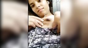Bangla babe zeigt Ihre Muschi und Brüste in einem unglaublichen porno-video 2 min 30 s