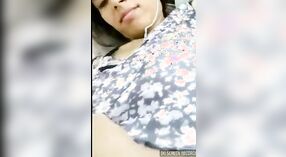 Bangla babe zeigt Ihre Muschi und Brüste in einem unglaublichen porno-video 2 min 50 s
