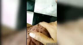 Bangla babe zeigt Ihre Muschi und Brüste in einem unglaublichen porno-video 0 min 30 s