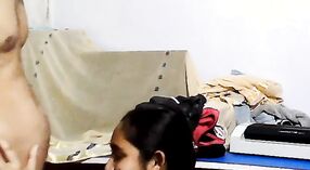 Desi ragazza dà un sensuale pompino a un Bengala ragazzo in questo fatto in casa video porno 5 min 20 sec