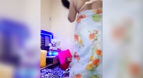 Indyjska gospodyni zdobi jej idealne piersi na kamery 2 / min 10 sec