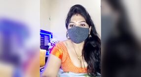 Indyjska gospodyni zdobi jej idealne piersi na kamery 3 / min 10 sec