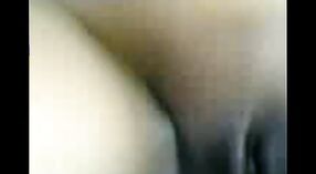 Индийская подружка теребит себя пальцами на открытом воздухе в просочившемся в MMS видео 1 минута 50 сек