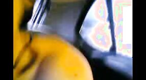 Индийская подружка теребит себя пальцами на открытом воздухе в просочившемся в MMS видео 4 минута 20 сек
