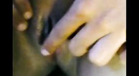 Индийская подружка теребит себя пальцами на открытом воздухе в просочившемся в MMS видео 4 минута 50 сек