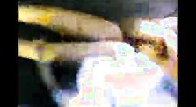 Индийская подружка теребит себя пальцами на открытом воздухе в просочившемся в MMS видео 0 минута 50 сек