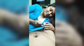 Encuentro Íntimo de la estrella Porno India Swati Naidu con una Pareja Sexual 2 mín. 50 sec