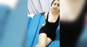 Desi Bhabhiは、この蒸し暑いビデオで彼女の巨大な黒いハードコックを降りる 0 分 30 秒