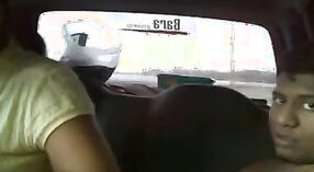 ديزي بابهي) و فتاة الجامعة يستمتعان بالجنس الشرجي في المقعد الخلفي للسيارة 4 دقيقة 20 ثانية