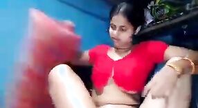 Desi village bhabhi goza banana dildoing dela bichano e burro em uma sensual vídeo 1 minuto 50 SEC