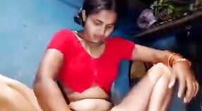 Desi village bhabhi disfruta de un consolador de plátano en su coño y culo en un video sexy 2 mín. 00 sec