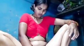 Desi village bhabhi goza banana dildoing dela bichano e burro em uma sensual vídeo 2 minuto 10 SEC