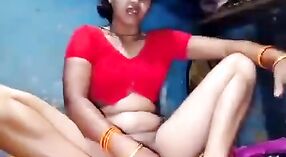 Desi village bhabhi goza banana dildoing dela bichano e burro em uma sensual vídeo 2 minuto 20 SEC