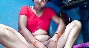 Desi village bhabhi goza banana dildoing dela bichano e burro em uma sensual vídeo 2 minuto 40 SEC
