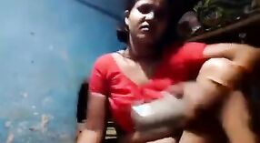 Desi village bhabhi disfruta de un consolador de plátano en su coño y culo en un video sexy 1 mín. 10 sec