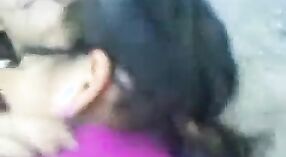 Une vidéo porno juvénile amateur montre une fille bien roulée faisant une pipe à son petit ami et ayant des relations sexuelles avec lui devant ses amis 3 minute 20 sec