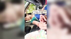 Desi femme fait une pipe à son mari dans la voiture avec un SMS 0 minute 0 sec