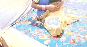 Indiase Bhabhi ' s ruwe en Intense seks in een blauw Sari dorp 2 min 00 sec