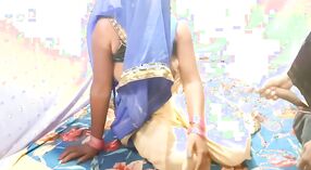 Ấn Độ Bhabhi ' S Thô và Mãnh Liệt Tình dục trong Một Màu Xanh Sari Làng 0 tối thiểu 0 sn