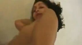 Indiase Babe masturbeert met Dildo op de vloer 21 min 20 sec