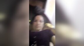 Desi ama de casa es golpeada por su novio secreto 5 mín. 40 sec