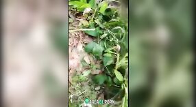 Desi xxx wideo: Żona przyłapana na zabawie ze swoim kochankiem na świeżym powietrzu w dżungli 1 / min 30 sec
